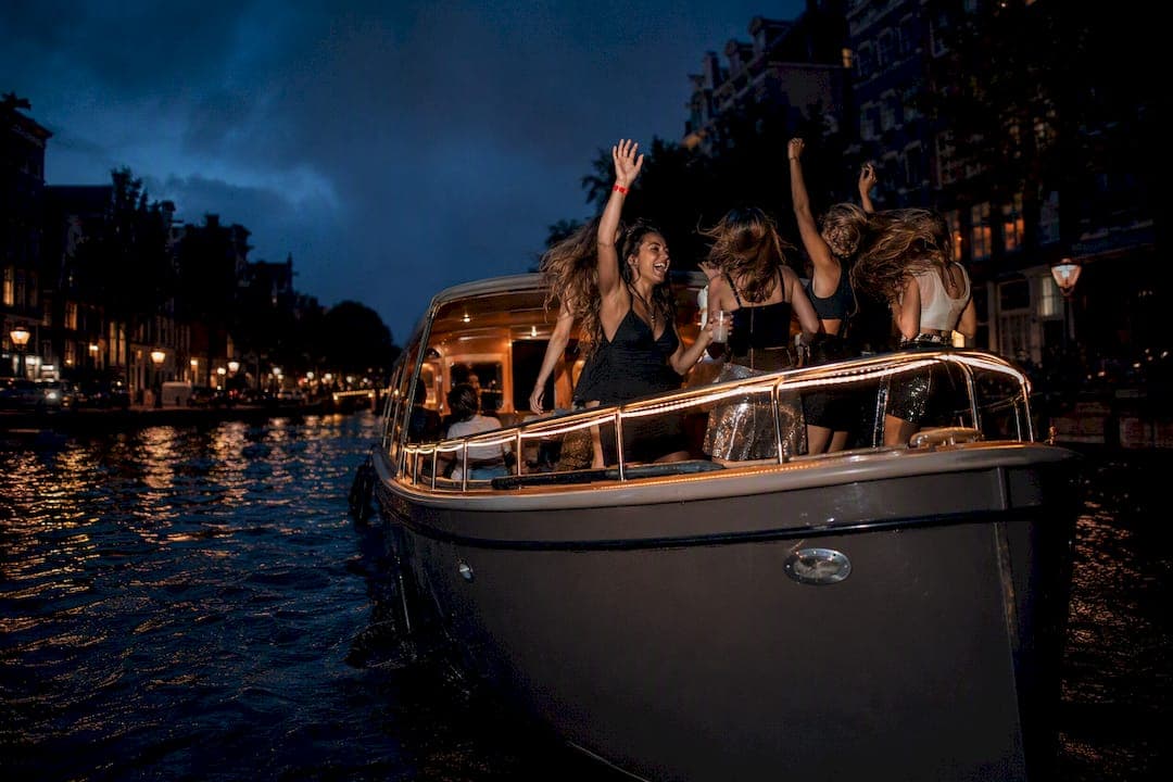 Binnen één avond aan boord: 3 geverifieerde bootfeesten in Amsterdam